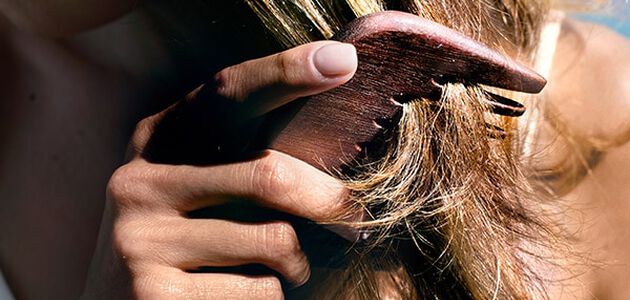 pettinare i capelli
